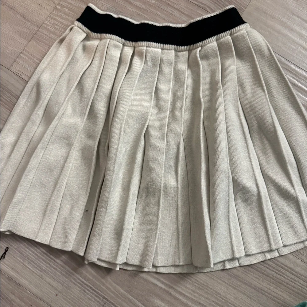 ALO Yoga Cream Skater Skirt with Black Waistband